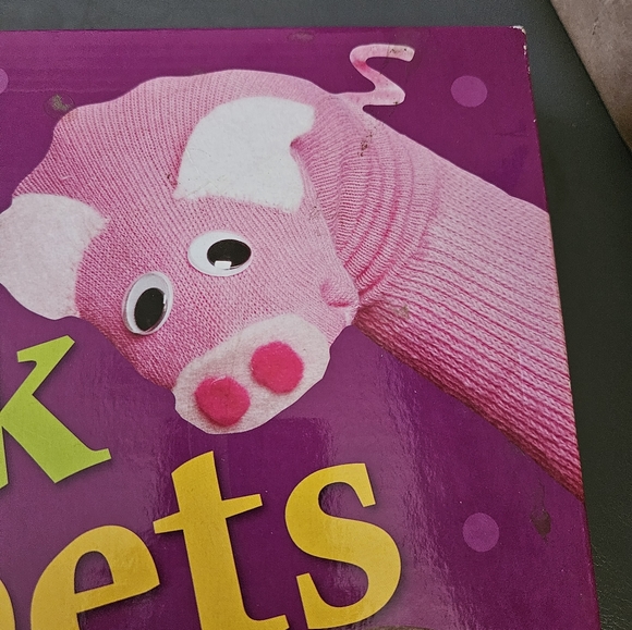 Let's Make Sock Puppets Book & Kit By Mud Puddle Books New - Picture 2 of 4